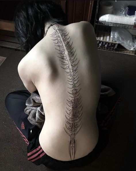 Backpiece Tattoo, Tattoos Infinity, Grunge Tattoo, Tattoos Geometric, Creepy Tattoos, Tattoo Style Drawings, Spine Tattoo, Back Tattoo Women, Spine Tattoos