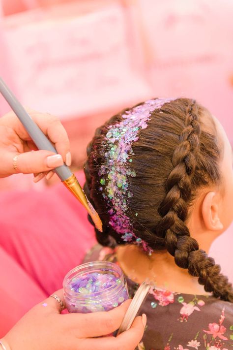 Concert Hairstyles, Peinados Fáciles Para Cabello Corto, Glitter Party, Glitter Girl, Festival Hair, Braided Hair, Cute Fruit, Glitter Hair, Body Positive