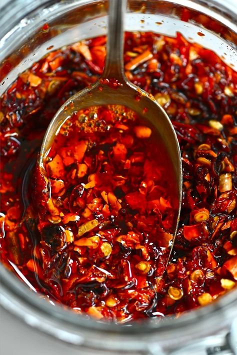 a spoon of Chilli Oil Essen, Make Chili Oil, Red Chilli Sauce, Homemade Chili Sauce, Chilli Honey, Chili Oil Recipe, Homemade Chilli, How To Make Chili, Red Chili Sauce