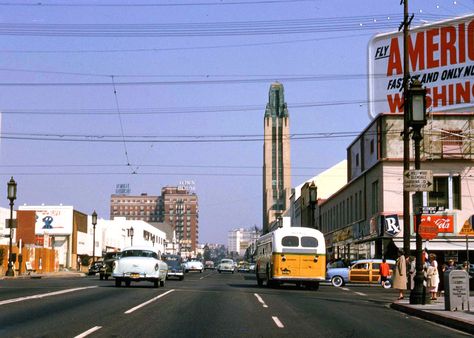 Streets of Los Angeles in the 1950s and 1960s Los Angeles Hollywood, Bunker Hill, Los Angeles City, Vintage Los Angeles, Vintage California, House Building, Town House, Vintage Americana, City Of Angels