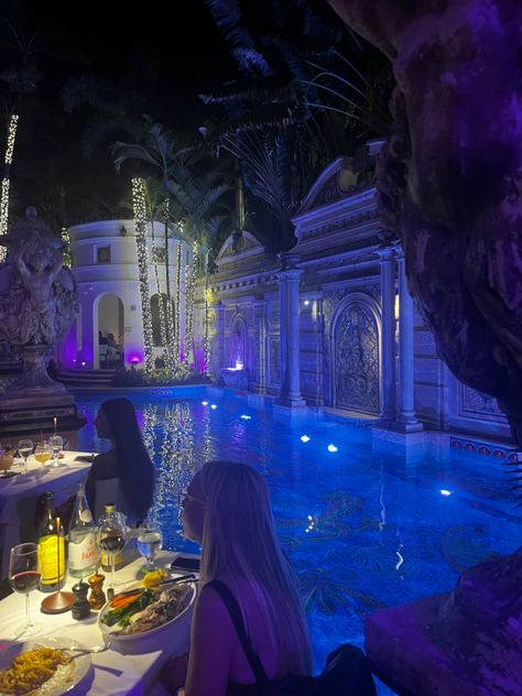 Miami Versace Mansion, Miami Night Life Aesthetic, Versace Restaurant Miami, Rich Miami Aesthetic, Umiami Girl Aesthetic, Miami Lifestyle Aesthetic, Miami Club Aesthetic, Miami Aesthetic Outfit, Miami Girl Aesthetic