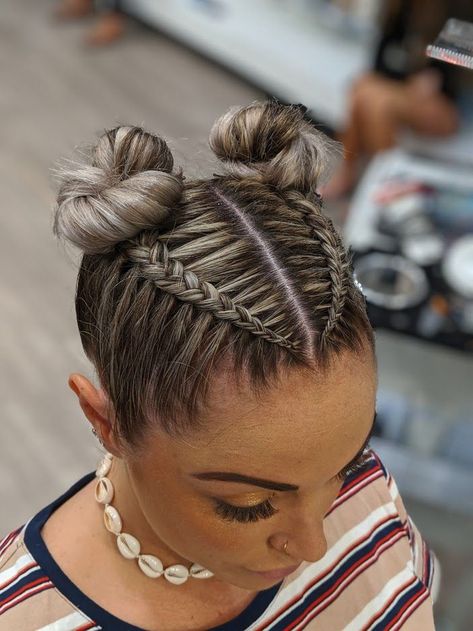 Mar 7, 2020 - Festival style hair braiding with space buns Festival Hair Braids, Shorthair Hairstyles Short Styles, Hairstyle Examples, Kadeřnické Trendy, Rave Hair, Vlasové Trendy, Hairstyles Braided, Dance Hairstyles, Trendy Hairstyle