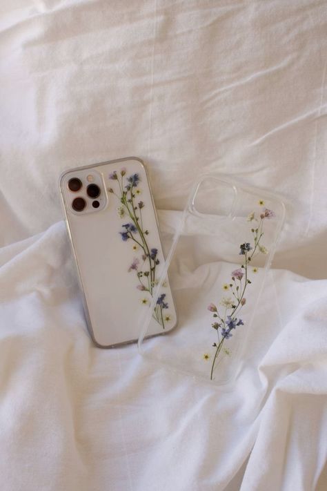 Diy Flower Phone Case, Phone Back Cover Aesthetic, Pressed Flower Phone Case Diy, Dried Flower Phone Case, I Phone Cover Aesthetic, Iphone Aesthetic Cover, Iphone X Cases Aesthetic, Back Covers For Phone, Aesthetic Cover Ideas