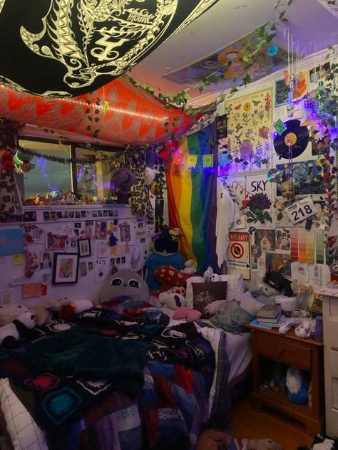 Room Ideas Chaotic, Dreamcore Room Ideas, Chaotic Bedroom Ideas, Junk Room Aesthetic, Grunge Loft Bedroom, Chaoscore Room, Chaotic Room Decor, Weirdcore Bedroom Ideas, Clutter Core Room