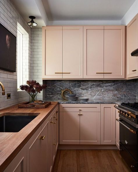 7 Kitchen Cabinet Colors We Can’t Stop Swooning Over Pink Cabinets, Desain Pantry, Kabinet Dapur, Interior Vintage, Kitchen Design Trends, Kitchen Hardware, New York Apartment, Kitchen Cabinet Colors, Pink Kitchen