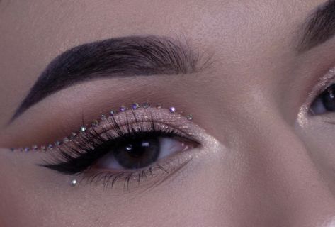 Prom Makeup Diamond, Party Make Up Ideas, Eye Makeup Red Dress, Rhinestone Makeup, Cute Eye Makeup, Rave Makeup, Makijaż Smokey Eye, Makeup Eye Looks, Asian Eye Makeup