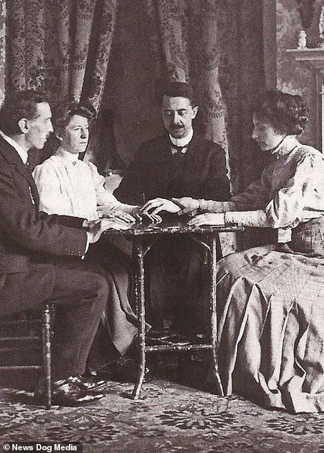 A seance held by Magician William Marriott (second from right), England Victorian Spiritualism, Seance Room, Blithe Spirit, Street Magic, Card Tricks, Edwardian Era, Black And White Photographs, Victorian Era, Dark Academia