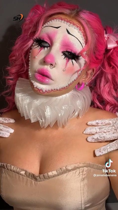 Creepy Clown Makeup Tutorial, Cute Sfx Makeup Ideas, Clown Hair Ideas, Hot Clown Makeup Women, Halloween Creative Makeup, Circus Makeup Pretty, Gory Makeup Ideas, Sfx Clown Makeup, Scary Clown Costume Women