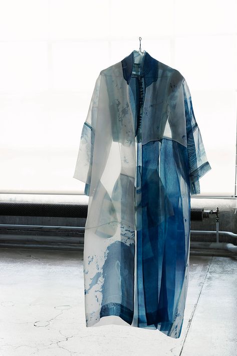 Cyanotype On Clothing, Cyanotype Denim, Cyanotype On Fabric, Cyanotype Fabric, Cyanotype Clothing, Kimono Ideas, Textile Art Projects, Concept Fashion, Indigo Textiles