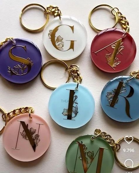 "Personalized perfection" Add a touch of elegance to your keys with our custom initial round keychains. Resin Initial Keychain, Round Keychain, Resin Keychain, Diy Resin Crafts, Diy Resin, Custom Initials, Diy Keychain, Green Wallpaper, Resin Diy