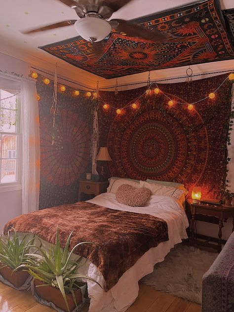 Tapestry Placement Ideas, 1970s Room Decor, Hippie Aesthetic Bedroom, Tapestry Bedroom Ideas, Indie Room Inspo, Amber Room, Hippie Room Decor, Hippy Room, Chill Room