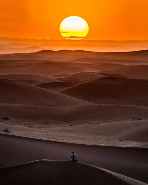 Sunset in Desert of Morocco / Image by marcuswestbergphotography (Photographer & Storyteller) from instagram Desert Reference, Goddess Branding, Sunset In Desert, Dessert Sunset, Desert Goddess, Sand Aesthetic, Sunset Desert, Desert Sunrise, Desert Aesthetic