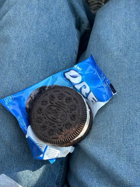 Oreo Aestethic Snack, Oreos Aesthetic, Aesthetic Oreo, Oreo Aesthetic, Dessert Cookies, Oreo Ice Cream, Ice Cream Sandwich, Oreo Cookies, Blue Aesthetic