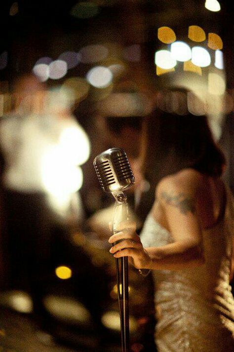 Love this shot! And the mic! Retro Microphone Aesthetic, Smooth Jazz Aesthetic, Mic Aesthetic, Theatre Photoshoot, Old Microphone, Musician Photography, Sing A Song, Woman Singing, Jazz Bar