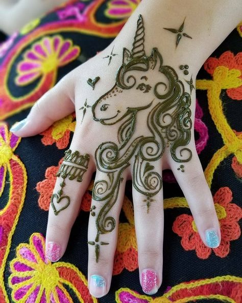 Unicorn henna tattoo ~~🤞🖐💕 Credit Unicorn Henna, Animal Henna Designs, Mehandi Designs For Kids, Mehendi Designs For Kids, Baby Mehndi Design, Henna Designs For Kids, Tato Henna, Beginner Henna Designs, Mehndi Designs For Kids