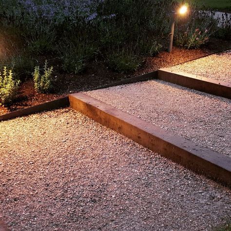 Railroad Ties Landscaping, Sleeper Steps, Retaining Wall Patio, Landscaping Garden Design, Metal Garden Edging, Sleepers In Garden, Compact Garden, Landscape Stairs, Gravel Landscaping