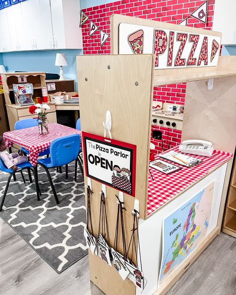 🍕Pizza Parlor Dramatic Play🍕 This is a fun dramatic play setup for any time of the year! We used the felt pizza sets from @melissaanddougtoys, but any pizza parts would work! 🍕Students engage in meaningful conversations. They take “orders” from the menu and discuss their roles with the other students. 🍕They negotiate the space and supplies, decide on jobs, and take turns. 🍕Emergent literacy skills include reading the menu, writing down orders, sequencing, and reading the labels. 🍕Emergent ma... Pizza Play Center, Cafe Dramatic Play Ideas, Dramatic Play Ideas Kindergarten, Dramatic Play Activities Preschool, Pizza Parlor Dramatic Play, Pizza Role Play, Pizza Dramatic Play, Role Play Ideas For Kids, Play Pizza Shop