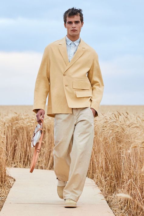 Jacquemus Shows SS21 Collection in a Field of Wheat Jacquemus Moodboard, Jacquemus Summer, Male Fashion Trends, Donatella Versace, Runway Trends, Menswear Collection, 가을 패션, Mens Spring, Mens Fashion Trends