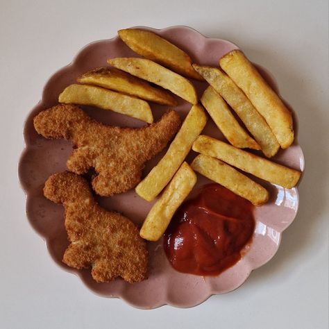 Chicken Nuggets And Chips, Dino Chicken Nuggets, Dino Nuggets, Food Babe, Delicacy Food, Yummy Comfort Food, British Food, Lunch Snacks, Food Obsession