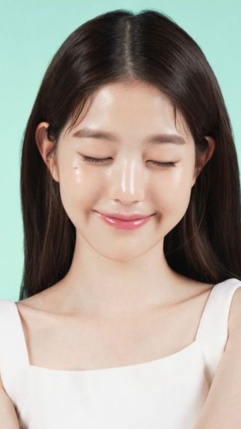 Wonyoung Skincare, Glowing Skin Korean, Skin Korean, Glass Skin, Glowing Skin, Skin, Glass, Beauty