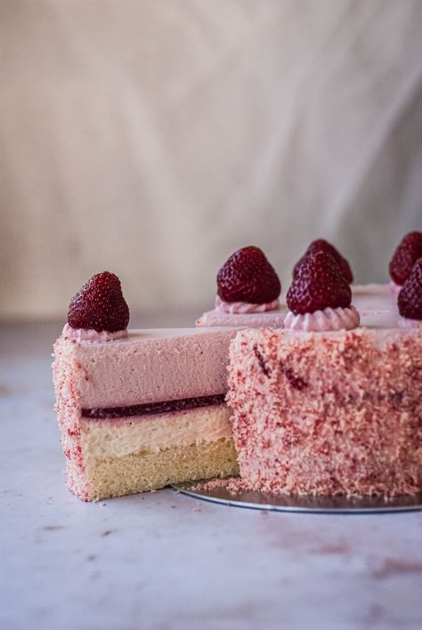 Spring Pastry Ideas, Layered Strawberry Cheesecake, Elegant Cheesecake, Pretty Baking Ideas, Spring Cheesecake, Cake Cheesecake, Strawberry Cheesecake Decoration Ideas, Strawberry Birthday Desserts, Strawberry Cheesecake Birthday