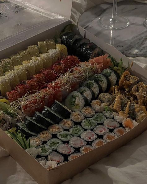 Sushi Aesthetic, Food Meaning, Food Babe, Healthy Food Dishes, Food Tasting, Food Goals, Food Obsession, Interesting Food Recipes, Pretty Food