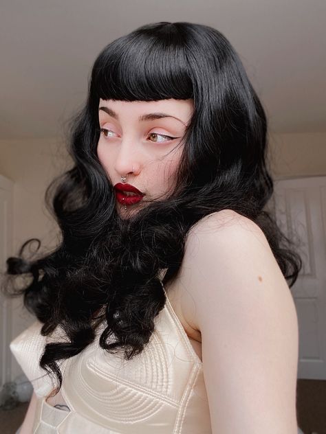 Betty Bangs, Alt Hair, Hair Aesthetics, Photographie Portrait Inspiration, Short Fringe, Bettie Page, Foto Poses, Vintage Hair, Hair Reference