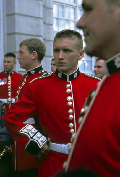 Coldstream Guards -- You can tell them apart from the Irish, Welsh, and Grenadier Guards by their buttons, which are arranged in pairs. British Royal Guard, British Guard, Uk Military, Coldstream Guards, Royal Guards, Grenadier Guards, British Army Uniform, British Uniforms, Military Dresses