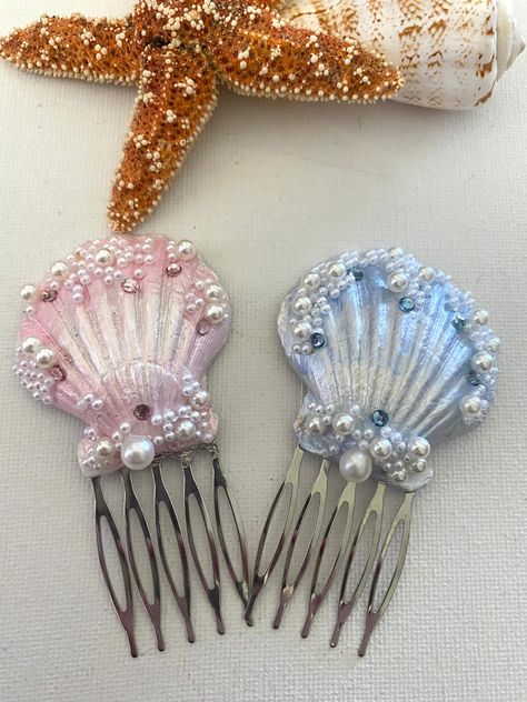 Decorated Seashells, Seashell Hair Accessories, Seashell Accessories, Mermaid Products, Shell With Pearl, Seashell Hair, Beach Hair Accessories, Painted Seashells, Mermaid Accessories