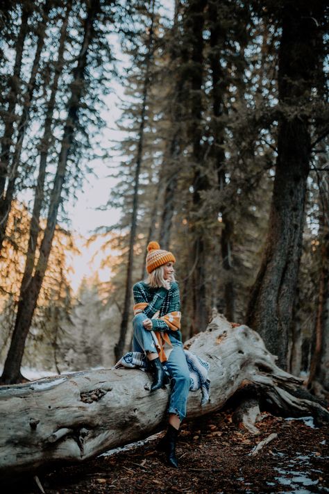 Photography In The Mountains, Nature Lifestyle Photography, Outdoor Portraits Women, People In Nature Photography, Photoshoot In The Mountains, Outdoorsy Photo Shoot, Mountain Photography Ideas, Mountain Photography People, Mountains Photo Ideas