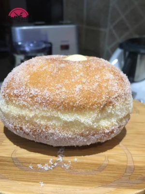 RICETTA DELLE BOMBE SUPER LEGGERE, una delizia per il palato. In questa ricetta è stata usata la farina di Manitoba, una farina di grano tenero che v... Velvet Cake Recipes, Italian Breakfast, Biscotti Recipe, Pastry Shop, Italian Desserts, Fried Food, Cake Shop, Cookie Cake, Beignets