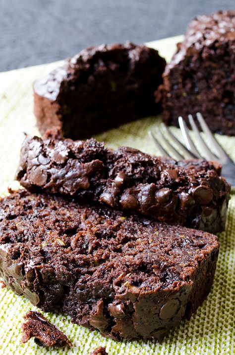 This Chocolate and Yogurt Zucchini Bread is so moist and rich that you will feel like you are eating brownies, yet a healthier version.Little olive oil, plain yogurt and lots of zucchini are the secret behind the moistness. | giverecipe.com Dessert Bread, Healthy Sweets, Chocolate Yogurt, Pane Dolce, Chocolate Zucchini Bread, Chocolate Zucchini, God Mat, Deilig Mat, Plain Yogurt