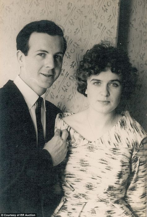 lee harvey oswald and marina | seen on Lee Harvey Oswald's right hand as he poses with Marina Oswald ... Lee Harvey Oswald Pictures, Jack Ruby, Lee Harvey Oswald, Jfk Assasination, Horse Guards, John Fitzgerald, Jfk Jr, Old Photography, 22 November