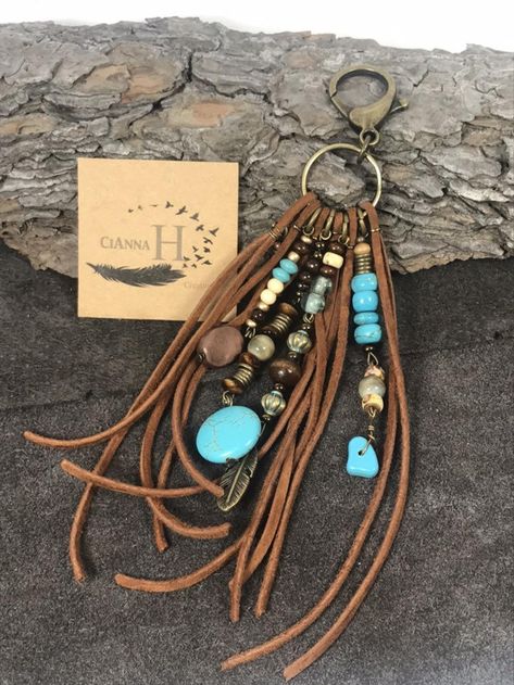 Tassen Hanger, Purse Charms Diy, Leather Fringe Purse, Diy Leather Earrings, Leather Jewelry Diy, Fringe Purse, Colored Stone, Boho Leather, Handbag Charms