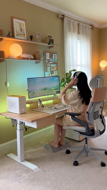 Maisy Leigh Desk, Cozy Wfh Aesthetic, Maisy Leigh Wallpapers, Coding Room, Aesthetic Work Space, Coder Aesthetic, Maisy Leigh, Working From Home Aesthetic, Wfh Aesthetic