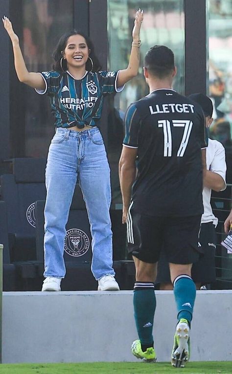 Soccer Gf Outfit, Game Day Outfit Soccer, Soccer Girlfriend Outfits, Soccer Wife Outfit, Football Match Outfit Women, Soccer Boyfriend Aesthetic, Football Couples Aesthetic, Football Girlfriend Outfits, Soccer Gf