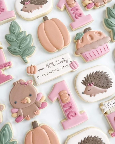 November Birthday Party, Fall 1st Birthdays, Vintage Oven, Baby First Birthday Themes, First Birthday Cookies, Pumpkin 1st Birthdays, Baby Birthday Decorations, Daisy Party, 1st Birthday Themes