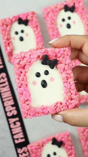 Liz Nicolaou on Instagram: "Ghostie RKT Cutouts! Cuties, right?? 👻 Exclusive full tutorial and recipe now available for Insta subscribers - hit the subscribe button for access to this recipe and many more! 😁💕 Ghost cutter: @tkmaxxuk #rkt #ricekrispytreats #ghosties #halloweentreats #halloweenideas #pinkhalloween #nobaketreats" Ghost Rice Krispie Treats, Ghost Party Food, Spooky Sprinkle, Ghost Desserts, Fall Sweets, Ghost Treats, Halloween Rice Krispie Treats, Custom Treats, Halloween First Birthday