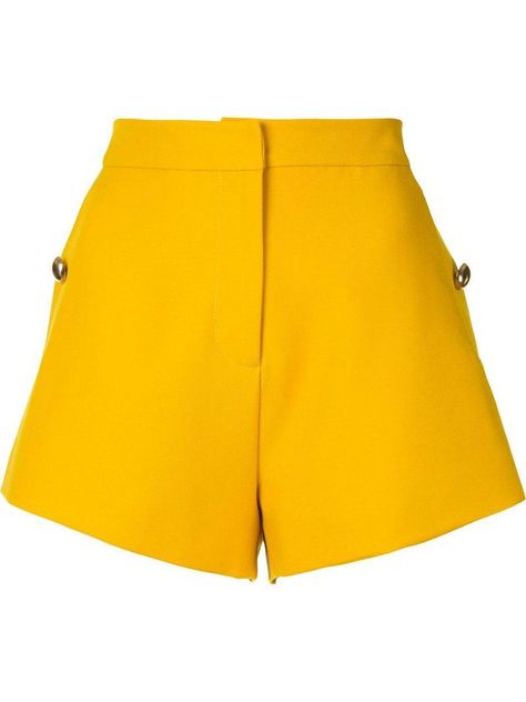 Green Shorts Outfit, Bermuda Shorts Outfit, Dressing Sense, Black Jeans Outfit, Sweatpants Outfit, Fashion Corner, Yellow Short, Outfit Formulas, Shorts Outfit