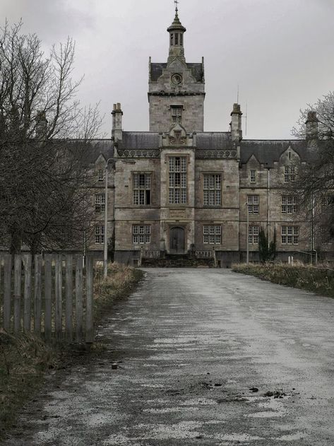 Abandoned Asylum Old Mansions, Abandoned Castles, Old Abandoned Buildings, Abandoned Asylums, Creepy Houses, Abandoned Property, Spooky Places, Witch Craft, Abandoned House