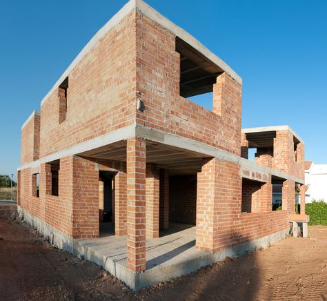 Learn all about load bearing masonry walls and how they work in building construction. Masonry Construction, Interlocking Bricks, Brick Construction, Load Bearing Wall, Brick Molding, Brick Masonry, Masonry Wall, Brick Design, Building Structure