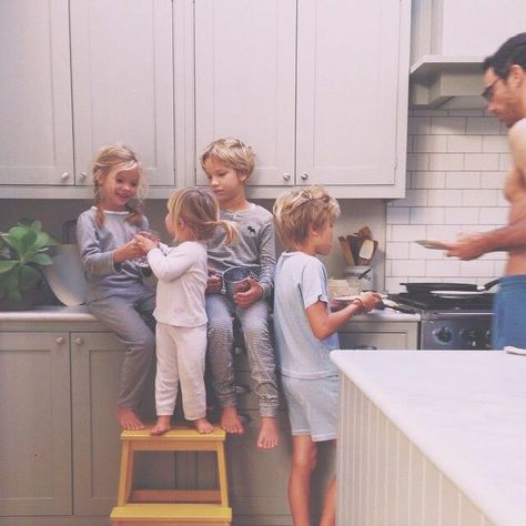 Erin... You will have 4 little blonde kids running around someday. I call it. Dream Family, Future Mom, Foto Poses, Cute Family, Family Goals, Baby Family, Future Life, Future Baby, Future Kids