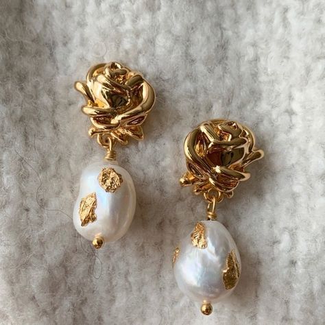 Pearl Earrings Gold, Mode Hippie, Rose Stud Earrings, Studs Gold, Baroque Pearl Earrings, Jewelry Accessories Ideas, Dope Jewelry, Jewelry Essentials, Classy Jewelry