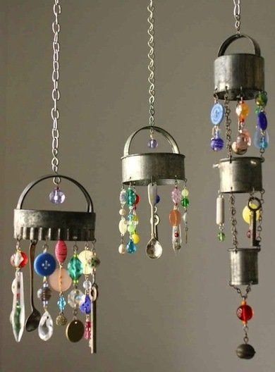 Yard Art Crafts, Make Wind Chimes, Wind Chimes Homemade, Diy Wind Chimes, Diy Chandelier, Vintage Cookies, Garden Art Crafts, Crafts To Make And Sell, Button Crafts