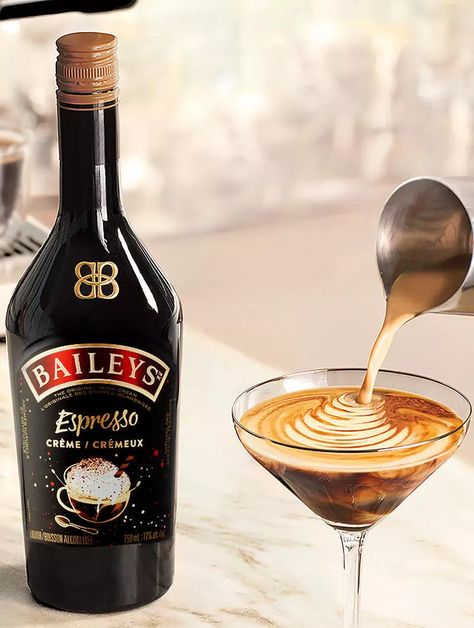 Espresso Martini Recipe Kahlua, Espresso Martini Recipe Baileys, Coffee Martini Recipe, Baileys Drinks, Baileys Cocktails, Expresso Martini, Espresso Martini Recipe, Espresso And Cream, Baileys Recipes