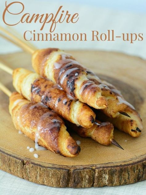 Wrap some crescent dough with some cinnamon sugar around a skewer to make a cinnamon roll-up. Cashew Dip, Easy Camping Breakfast, Grill Dessert, Best Camping Meals, Camping Hacks Food, Camping Desserts, Camping Breakfast, Camping Dinners, Easy Camping Meals