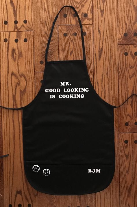 Apron Designs For Men, Mens Aprons Sayings, Apron Sayings For Men, Chef Apron Design For Men, Men Aprons Ideas, Creative Apron Design, Apron Sayings, Mens Cooking Apron, Mens Aprons