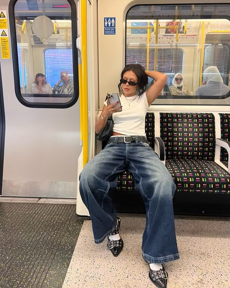 Small Top Big Pants Outfit, Big Pants Outfit, Perfect Summer Outfit, London Street Style, Streetwear Fashion Women, Mode Inspo, Mode Inspiration, Looks Vintage, Fashion Killa