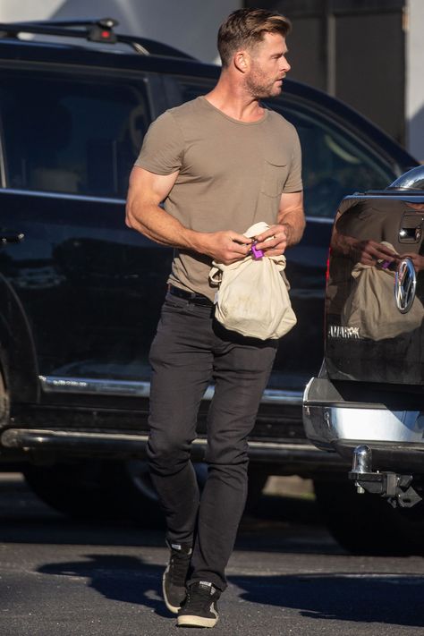 Matt Damon Enjoys a Beach Day in Malibu, Plus Alessandra Ambrosio, Chris Hemsworth and More Chris Hemsworth Street Style, Chris Hemsworth Thor, Christie Brinkley, Jude Law, Style 2023, Matt Damon, Liam Hemsworth, Mens Fashion Casual Outfits, Alessandra Ambrosio