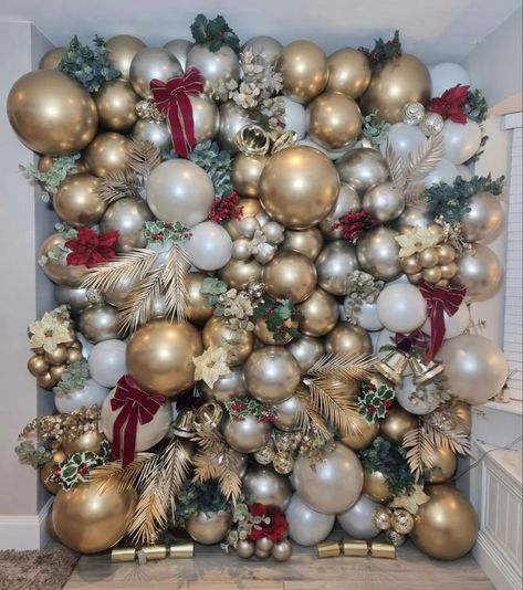 Tree Decoration Ideas, Christmas Balloon Decorations, Holiday Balloons, Corporate Christmas Parties, Photo Backdrop Christmas, Deco Ballon, Corporate Holiday Party, Work Christmas Party, Office Christmas Party